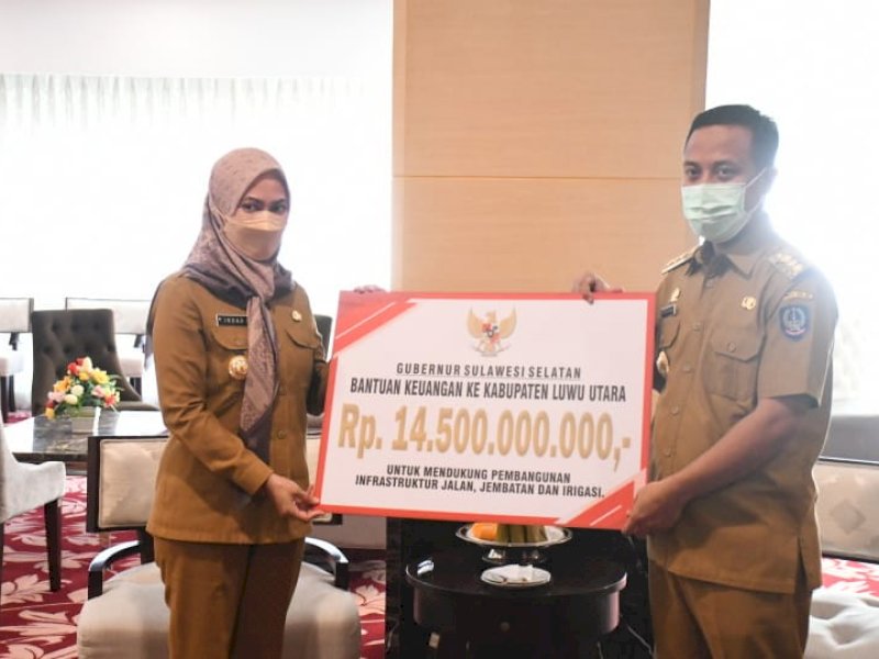 Gubernur Sulsel Sudirman Sulaiman menyerahkan bantuan Rp14,5 miliar kepada Lutra untuk pembangunan jalan Seko-Rampi. 