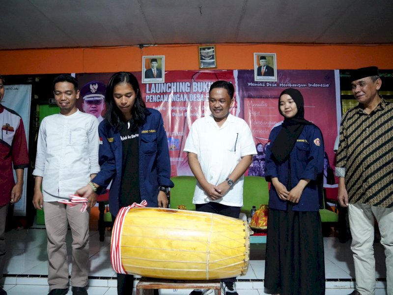Bupati Bantaeng Ilham Azikin menghadiri launching buku berjudul Menulis Desa, Membangun Indonesia di kantor Desa Bonto Jai, Kecamatan Bissappu, Kabupaten Bantaeng.