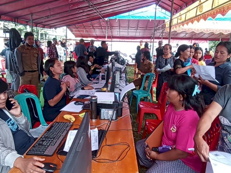 Bupati Torut Yohanis Bassang memantau KBM di Kecamatan Balusu. 