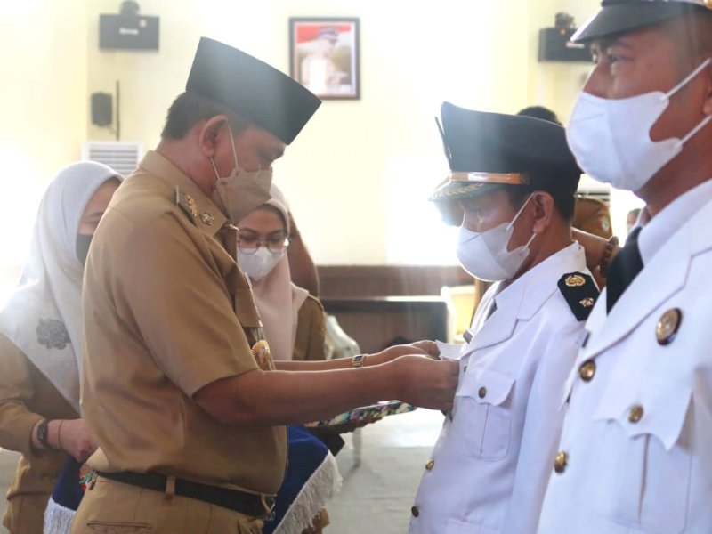 Bupati Wajo Amran Mahmud melantik dan mengambil sumpah jabatan pejabat di Ruang Pola Kantor Bupati Wajo.