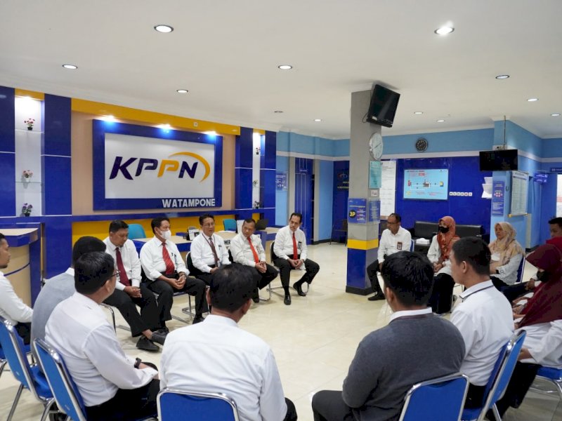 Pegawai KPPN Watampone saat mengikuti briefing dengan melaporkan rencana kerja minggu ini. 