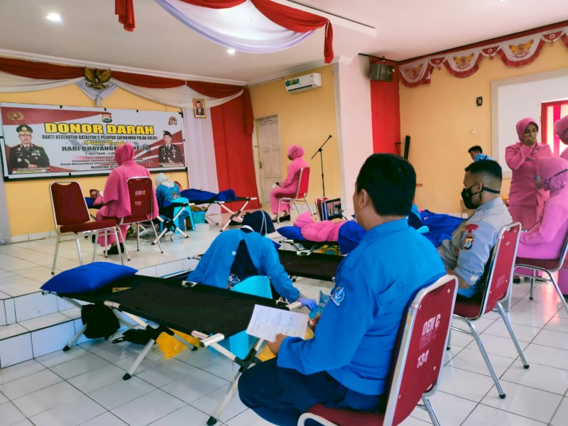 Suasana kegiatan sosial donor darah yang digelar Batalyon C Pelopor Satbrimob Polda Sulsel, di Aula Mako Batalyon C Pelopor, Jalan M.H. Thamrin, Bone, Selasa (07/06/2022). 