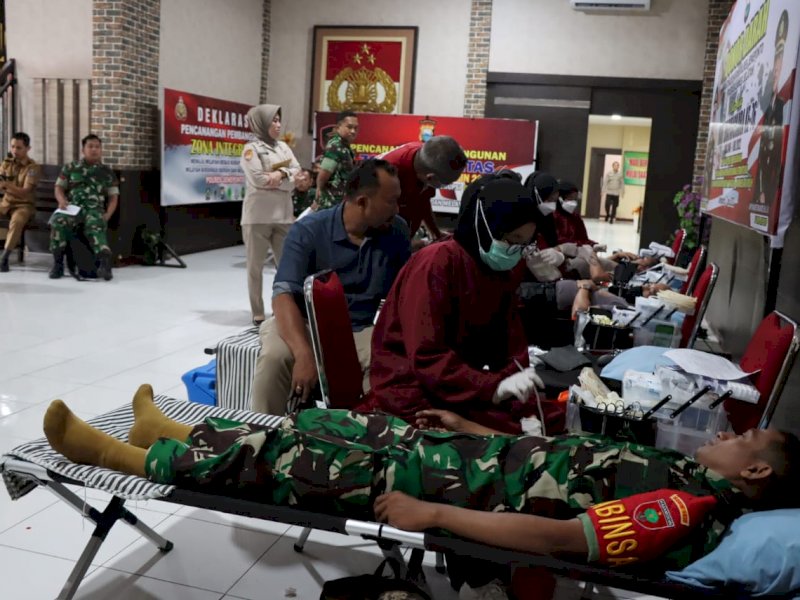 Polres Jeneponto menggelar kegiatan donor darah, di Mako Polres Jeneponto, Selasa (07/06/2022).