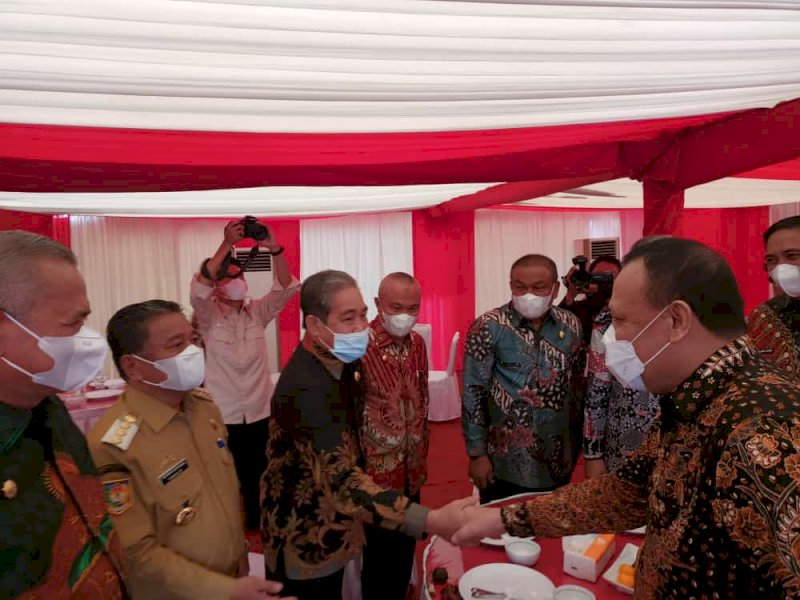 Bupati Torut Yohanis Bassang menghadiri Kick Off Desa Antikorupsi. 
