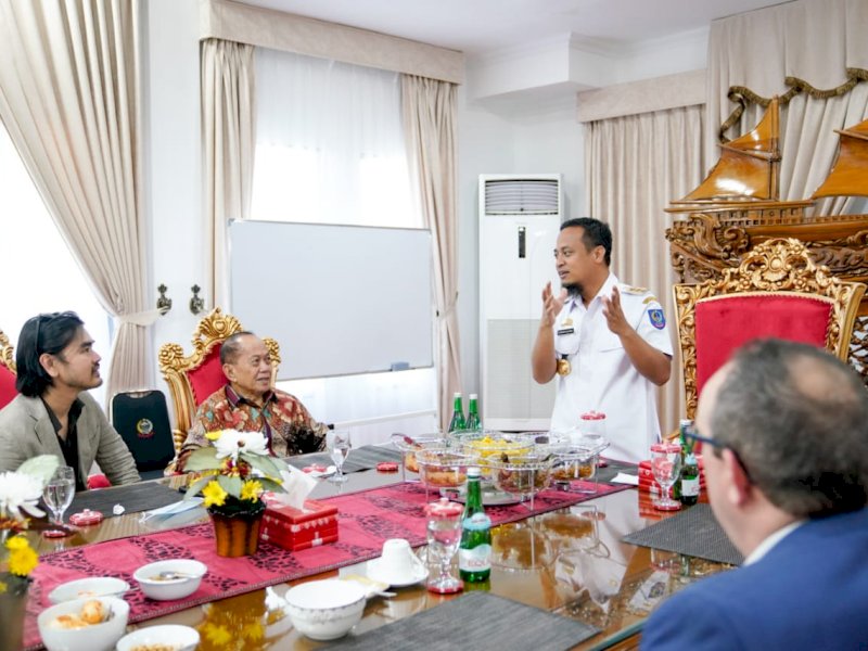 Gubernur Sulawesi Selatan Andi Sudirman menerima kunjungan Wakil Ketua Majelis Permusyawaratan Rakyat (MPR), Syarief Hasan di Rumah Jabatan Wakil Gubernur Sulsel, Rabu (8/6/2022).