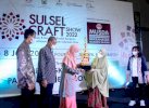 Pamer Lukisan Ukiran Kayu, Dekranasda Wajo Raih The Best di Sulsel Craft Show 