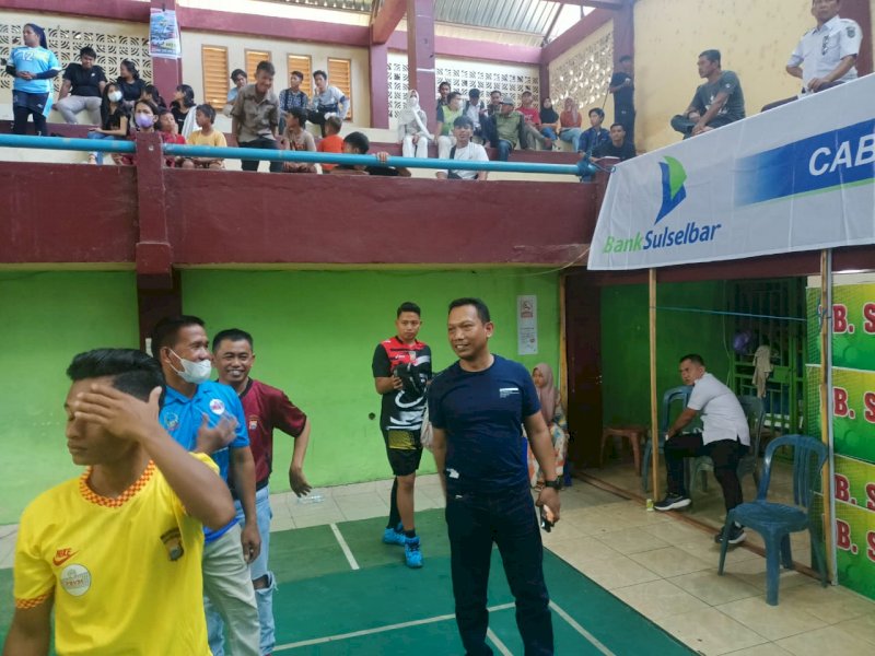 Pemain dan ofisial Polres Torut merayakan kemenangan usai mengalahkan Polres Lutra. 