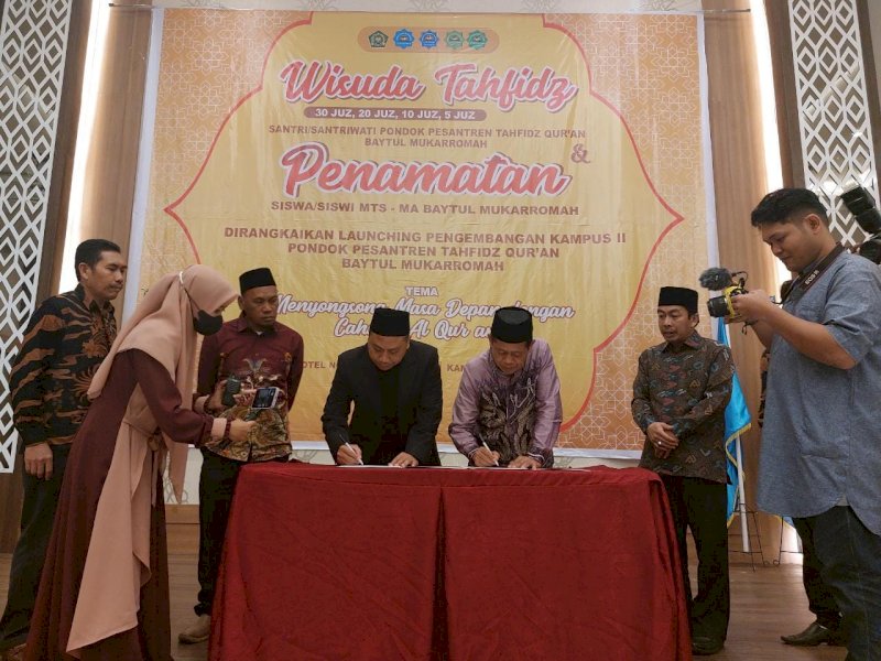 Rektor IAIN Bone Prof Syahabuddin melakukan penandatangan MoU dengan Pendiri/Pembina Yayasan Baytul Mukarromah Anton Tofik, di Novena Hotel Watampone, Kamis (09/06/2022). 
