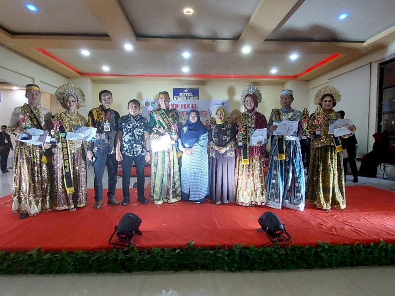 Pemenang Duta Wisata Sidrap 2022 foto bersama, di Ballroom Al-Goni Hotel Grand Sidny, Kamis (09/06/2922) malam. 
