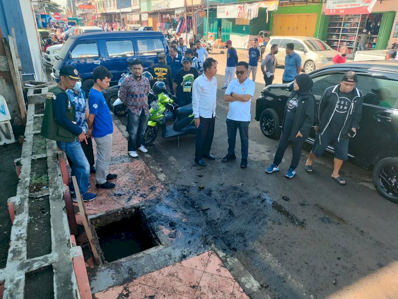 Bupati Bantaeng Ilham Azikin memantau pelaksanaan kerja bakti sejumlah OPD di terminal Bantaeng, Jumat (10/6/2022).