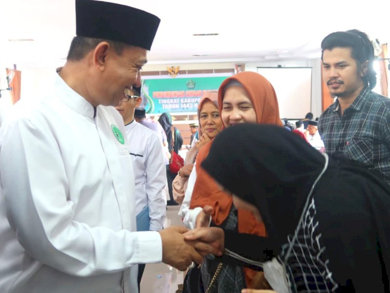 Bupati Wajo Amran Mahmud, berbaur dengan para calon jemaah haji (CJH).