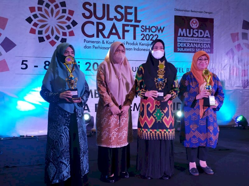 Dekranasda Kabupaten Luwu Utara menerima dua penghargaan sekaligus pada event Sulsel Craft Show 2022.