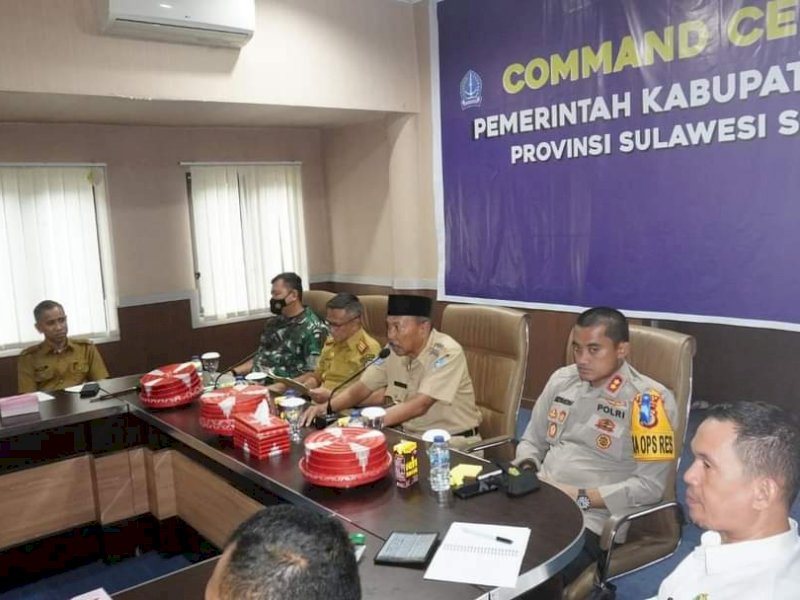 Wakil Bupati Bone Ambo Dalle memimpin rapat pemantapan pemberangkatan Calon Jamaah Haji asal Bone, di Ruang Rapat Pimpinan (Rapim) Kantor Bupati Bone, Senin (13/06/2022).