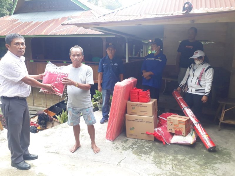 Kepala Dinas Sosial Torut, Elias Madi P memberikan bantuan kepada korban kebakaran di Kelurahan Panta'nakan Lolo.