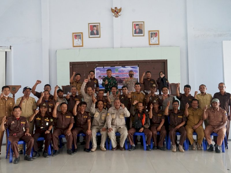 Dinas PSDA Sidrap lakukan foto bersama usai pertemuan dengan seluruh personel Polsus Senin (13/6/2022).
