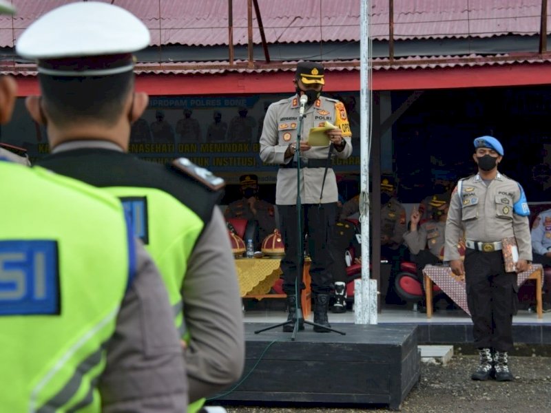 Kapolres Bone AKBP Ardyansyah memimpin gelar pasukan di halaman Mapolres Bone. 
