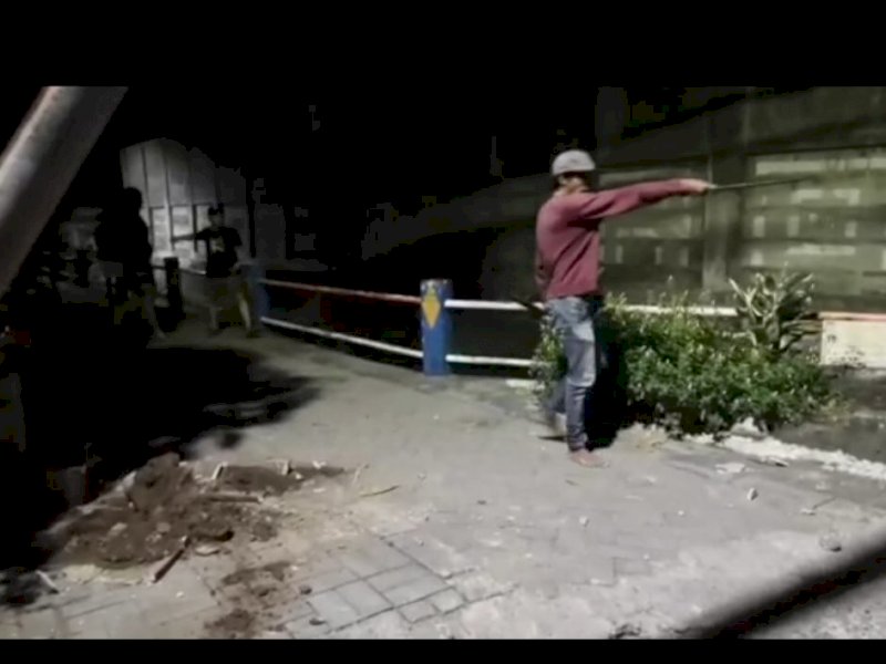 Barambang (28), dalang tawuran di Makassar terekam kamera handphone saat peristiwa tawuran. 