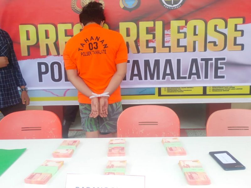 Uang palsu dan tersangka diamankan Di Polsek Tamalate.