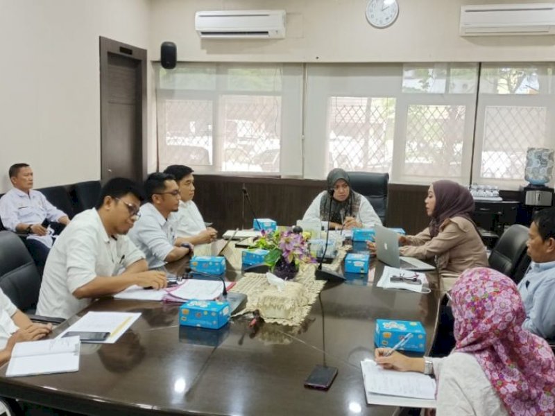 Suasana rapat Monev Dinas PU Makassar, di ruang rapat Kantor Dinas PU Makassar, Jl. Urip Sumohardjo, Rabu (15/06/2022).