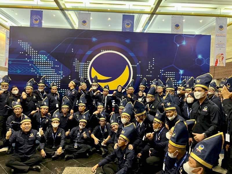 Rombongan DPW Partai NasDem Sulawesi Selatan tampil beda di arena rakernas Partai NasDem di Jakarta Convention Center (JCC), Jakarta, Rabu (15/6).
