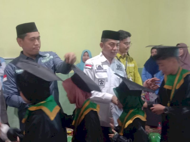 Sekda Jeneponto, M. Arifin Nur saat menghadiri wisuda santri dan satriwati, di Mesjid Nurul Imam, Desa Lentu, kecamatan Bontoramba, Rabu (15/06/2022).
