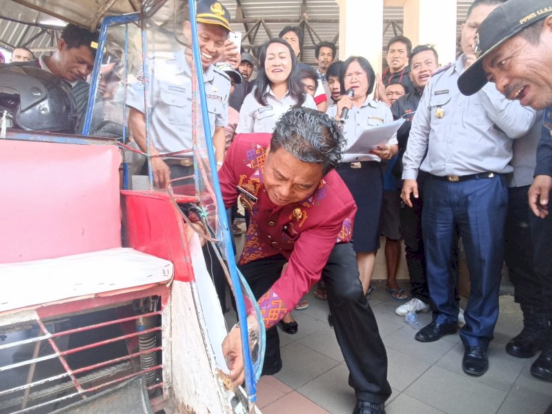 Bupati Torut, Yohanis Bassang melakukan pengecekan salah satu unit Sitor yang beroperasi di wilayah perkotaan.
