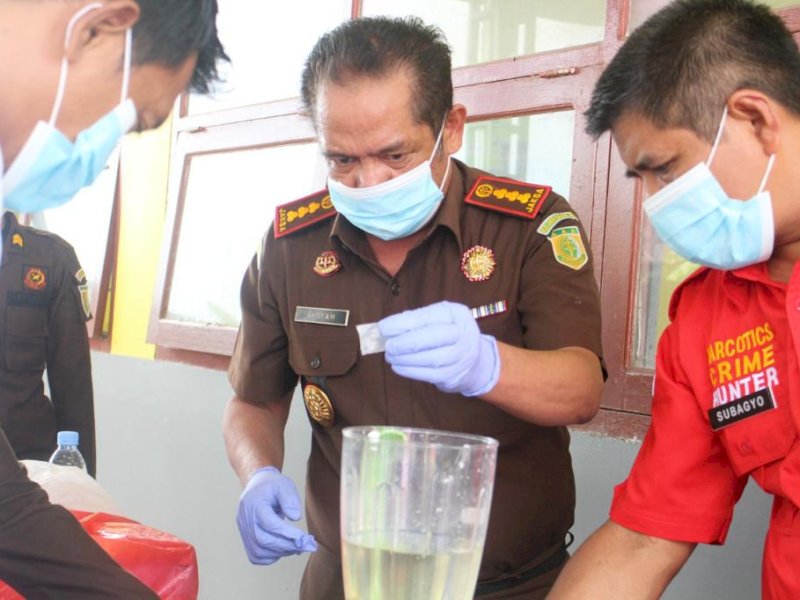 Kepala Kejaksaan Negeri Bone Aksyam musnahkan barang bukti menggunakan blender.  