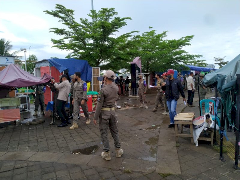 Penertiban PKL di kawasan CPI Makassar. 