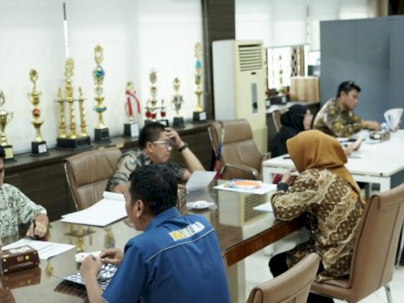 Tenaga Laskar pelangi mengikuti uji keahlian di Ruang Rapat Lantai 2 Kantor Dinas PU Kota Makassar, Jl Urip Sumoharjo, Kamis (16/6/2022).