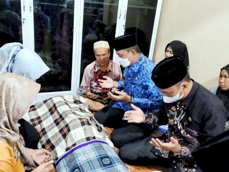Bupati Wajo Amran Mahmud dan Wakil Bupati, Amran mendoakan jenazah almarhum Baso Oddang  di rumah duka di Peneki, Kecamatan Takkalalla, Jumat (17/06/22).