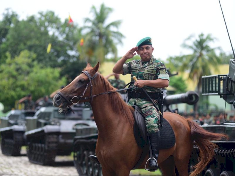 Pangdam XIV/Hasanuddin, Mayjen TNI Andi Muhammad Bau Sawa Mappanyukki tengah menunggangi kuda pacuan. 