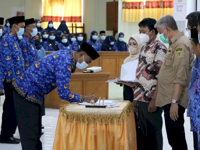 Bupati Pinrang, Irwan Hamid menyaksikan PPPK menandatangani surat perjanjian kerja, di Ruang Pola Kantor Bupati Pinrang, Jumat (17/6/2022).