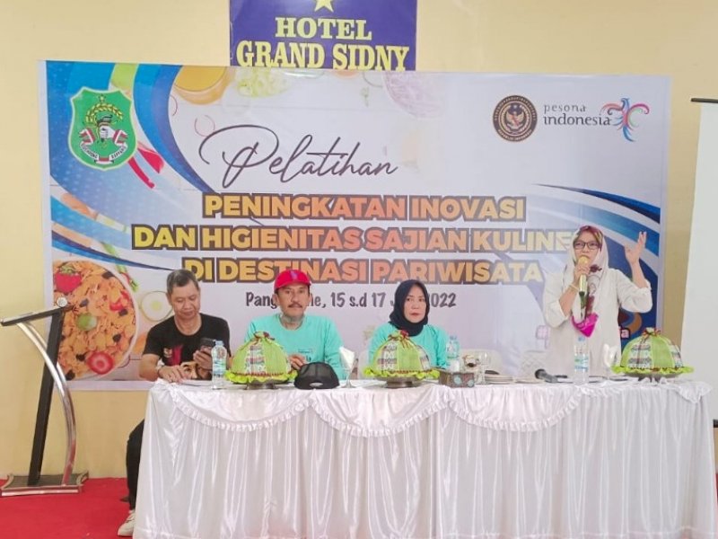Kepala Disporapar Sidrap, Indah Said Roem menutup pelatihan peningkatan inovasi dan higienitas sajian kuliner di destinasi pariwisata.