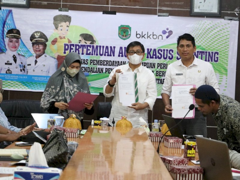 Pemkab Luwu Utara dan Tim Audit Kasus Stunting melakukan penandatanganan komitmen Bebas Benturan Kasus Audit Stunting, Jumat (17/6/2022).