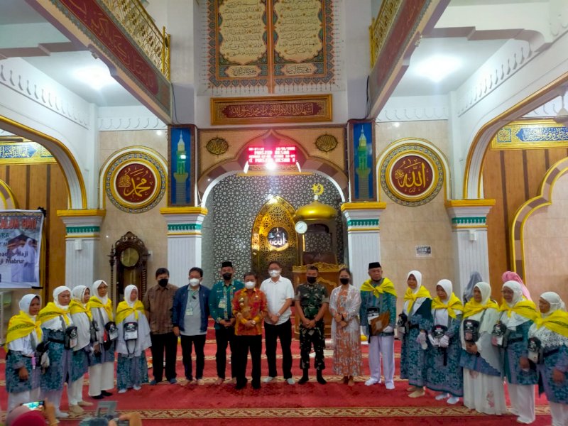 Bupati Yohanis Bassang, SE., M.Si melepas  Calon Jemaah Haji asal Kabupaten Toraja Utara, di Mesjid Besar Rantepao, Sabtu, (18/6/2022).