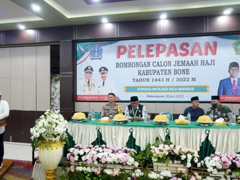 Bupati Bone Andi Fahsar M Padjalangi  melepas Calon Jemaah Haji, di Masjid Agung Al Ma'Arif, Sabtu (18/6/2022). 