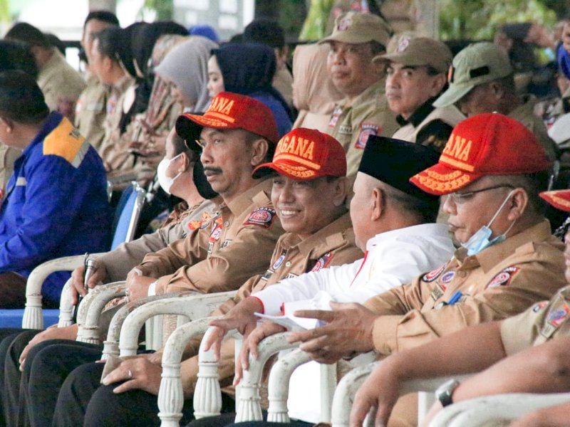 Bupati Wajo Amran Mahmud mengukuhkan Pengurus Kampung Siaga Bencana Walannae untuk Kecamatan Sabbangparu, Sabtu (18/6/2022). 