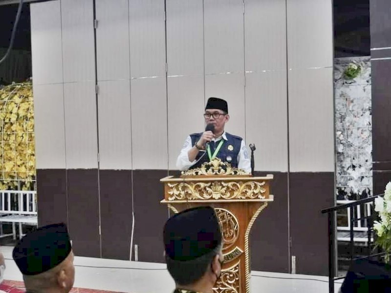 Kepala Kantor Kementerian Agama (Kemenag) Kabupaten Bone Wahyuddin saat mengikuti pelepasan CJH, di Masjid Agung Al Ma'Arif, Sabtu (18/6/2022).