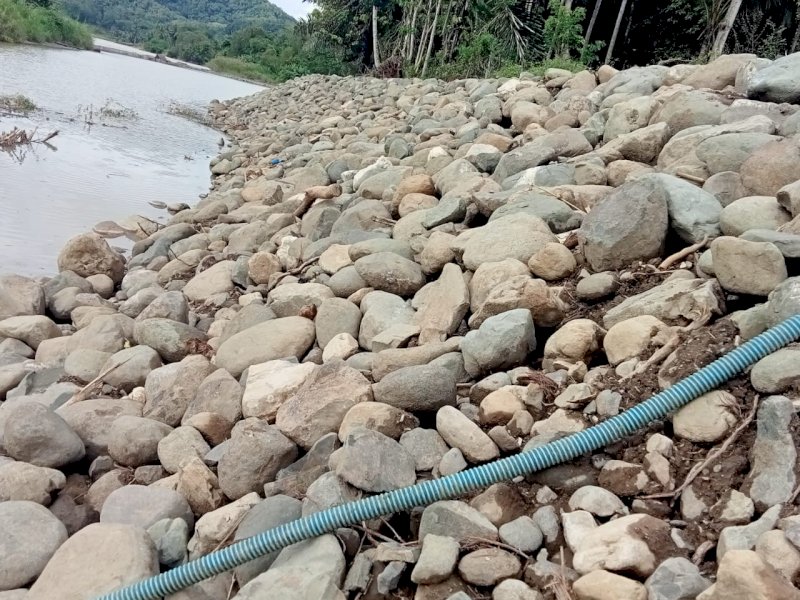 Proyek pengaman Sungai Saddang Enrekang yang disoroti warga. 