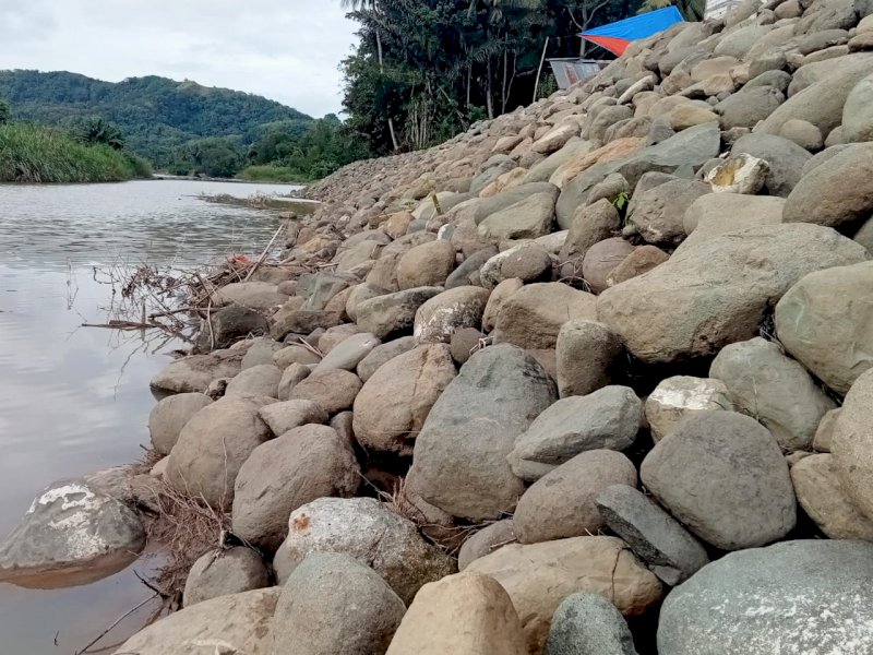 Proyek tanggul pengaman Sungai Saddang di Desa Cemba, Enrekang
