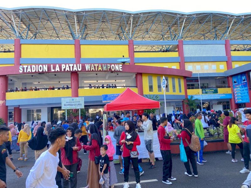Komisi Pemilihan Umum (KPU) Kabupaten Bone melakukan sosialisasi tahapan Pemilu 2024 di Stadion Lapatau, Watampone, Minggu (19/6/2022).