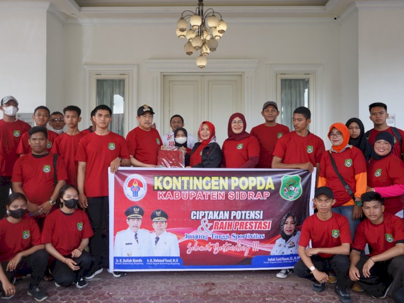 Bupati Sidrap Dollah Mando melepas kontingen Sidrap pada Pekan Olahraga Pelajar Daerah (Popda) tingkat Provinsi Sulawesi Selatan, Ahad (19/6/2022).