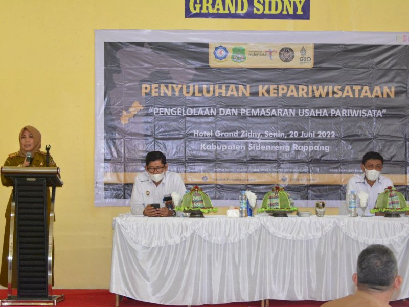 Kepala Disporapar Sidrap Indah Said Roem saat membuka penyuluhan kepariwisataan, di Hotel Grand Sidny, Senin (20/6/2022). 