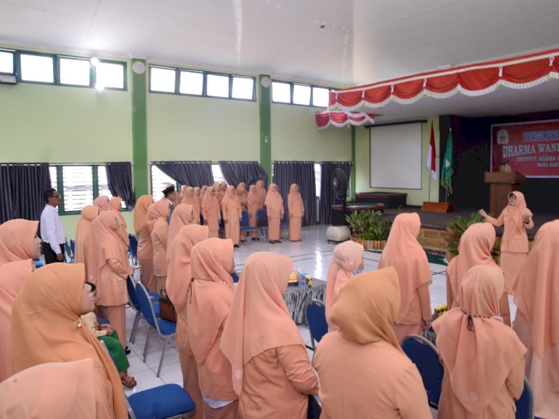 Rektor IAIN Bone Prof Syahabuddin mengukuhkan Pengurus Dharma Wanita Persatuan masa bakti 2022-2026, di Aula Utama Kampus I, Senin (20/6/2022).
