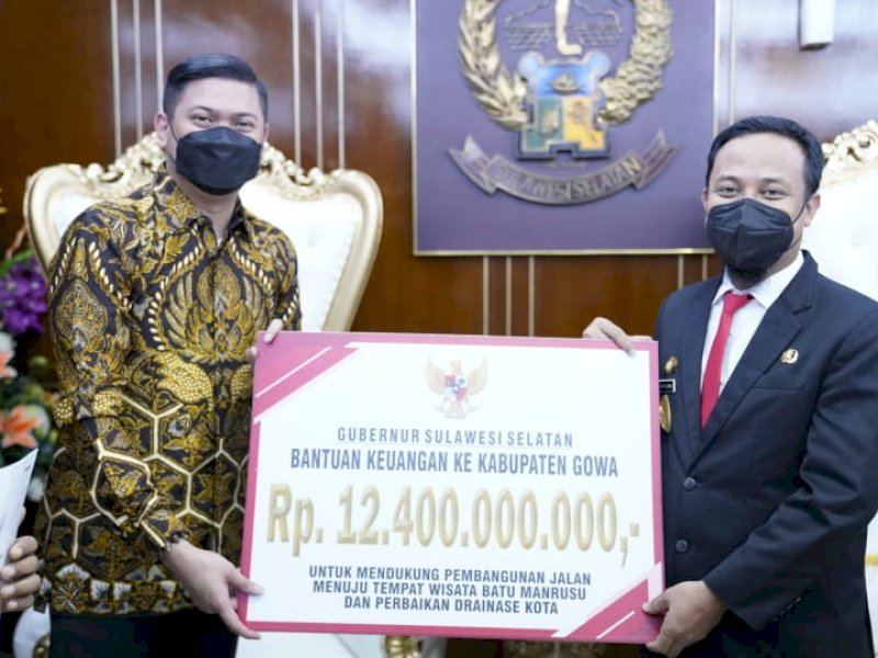 Gubernur Sulawesi Selatan Andi Sudirman Sulaiman memberikan bantuan Rp12 miliar untuk pembangunan jalan menuju kawasan wisata air terjun Batu Manrusu, Gowa.