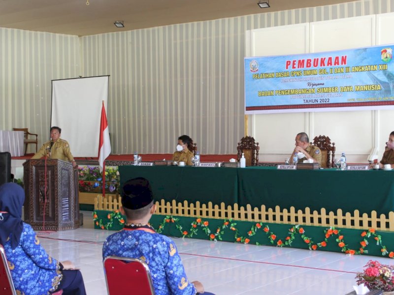 Bupati Toraja Utara Yohanis Bassang membuka pelatihan dasar Calon Pegawai Negeri Sipil (CPNS), di Hotel Toraja Prince, Senin (20/06/2022).