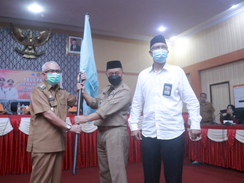 Penyerahan bendera khafilah oleh Wakil Bupati Bantaeng kepada Asisten 1 selaku Wakil Ketua Kontingen Bantaeng.