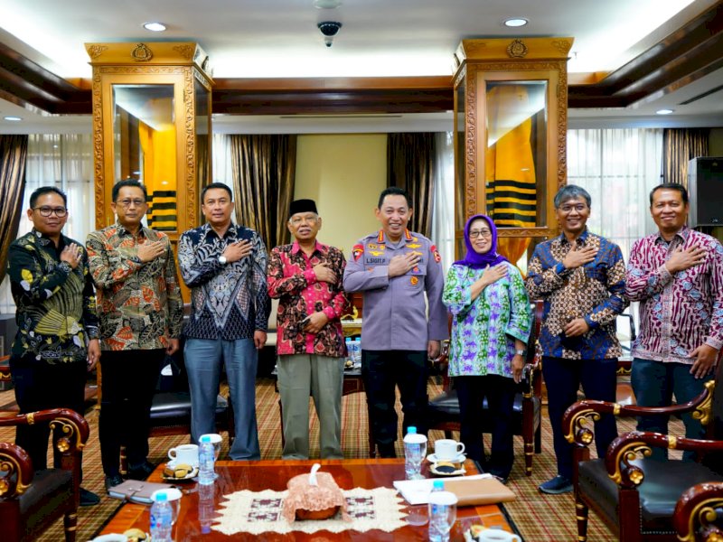 Kapolri Jenderal Listyo Sigit Prabowo foto bersama dengan Dewan Pers, di Mabes Polri, Jakarta Selatan, Selasa (21/6/2022). 