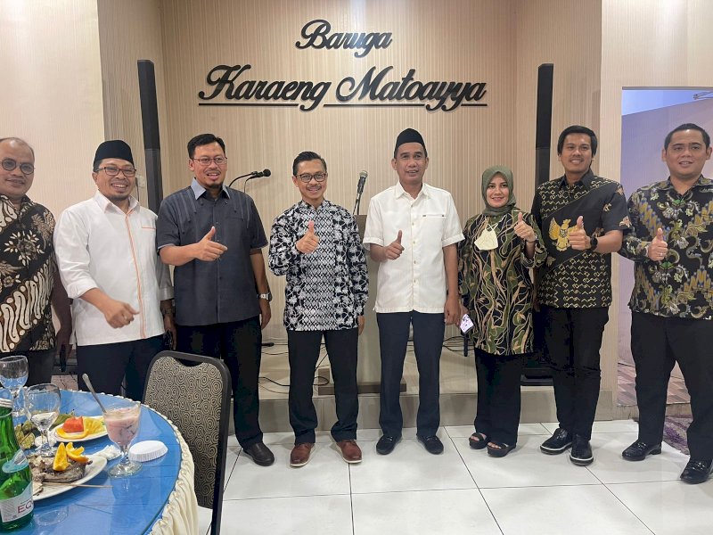 Ketua DPRD Kota Makassar, Rudianto Lallo foto bersama dengan Imam Masjid Islamic Center of New York, Muhammad Shamsi Ali, di Baruga Karaeng Matoya, Rumah Jabatan Ketua DPRD di Jalan Letjen Hertasning, Makassar, Rabu (22/6/2022).