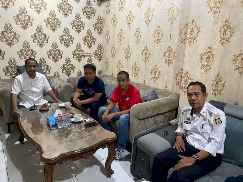 Ketua DPRD Kota Makassar, Rudianto Lallo bersama Camat Sangkarrang, Ramli Lallo saat bertemu Manager Network Service Telkomsel Area Makassar, Nur Pasorong. 